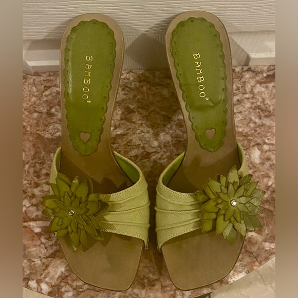 BAMBOO Green Flower Shoes; Size 9; EUC. - Picture 6 of 8